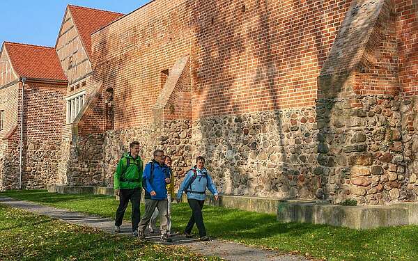 Wanderer an der Burg Storkow