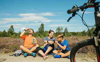 Familie bei Pause von Radtour