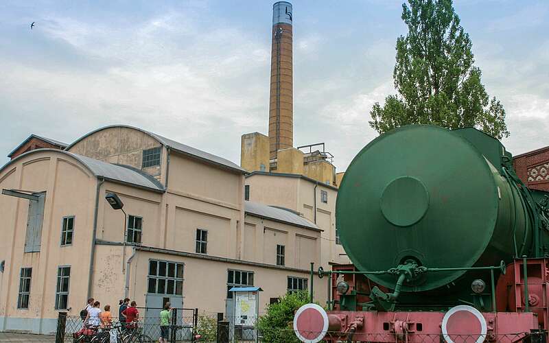 



    
        
                Die Brikettfabrik Louise mit Lokomotive davor,
            
        
                Foto: TMB Tourismus-Marketing Brandenburg GmbH/Steffen Lehmann
            
    
