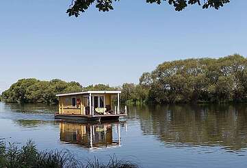 Hausboot auf der Havel bei Milow