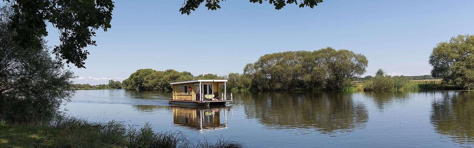 Hausboot auf der Havel bei Milow