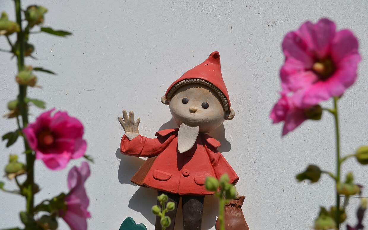 In Erinnerung seines Schöpfers hängt die Figur des Sandmännchens an einem Wohnhaus mitten in Caputh.