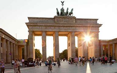 Touristen am Brandenburger Tor in Berlin
