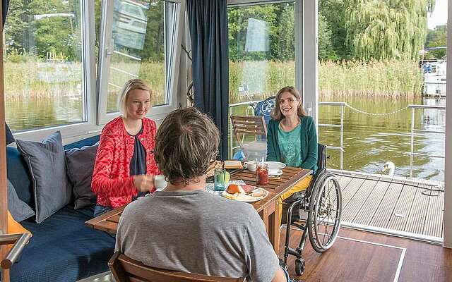 Barrierefreie Hausboottour mit dem Febomobil im Ruppiner Seenland