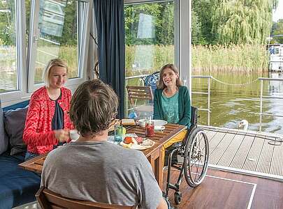 Barrierefreie Hausboottour mit dem Febomobil im Ruppiner Seenland