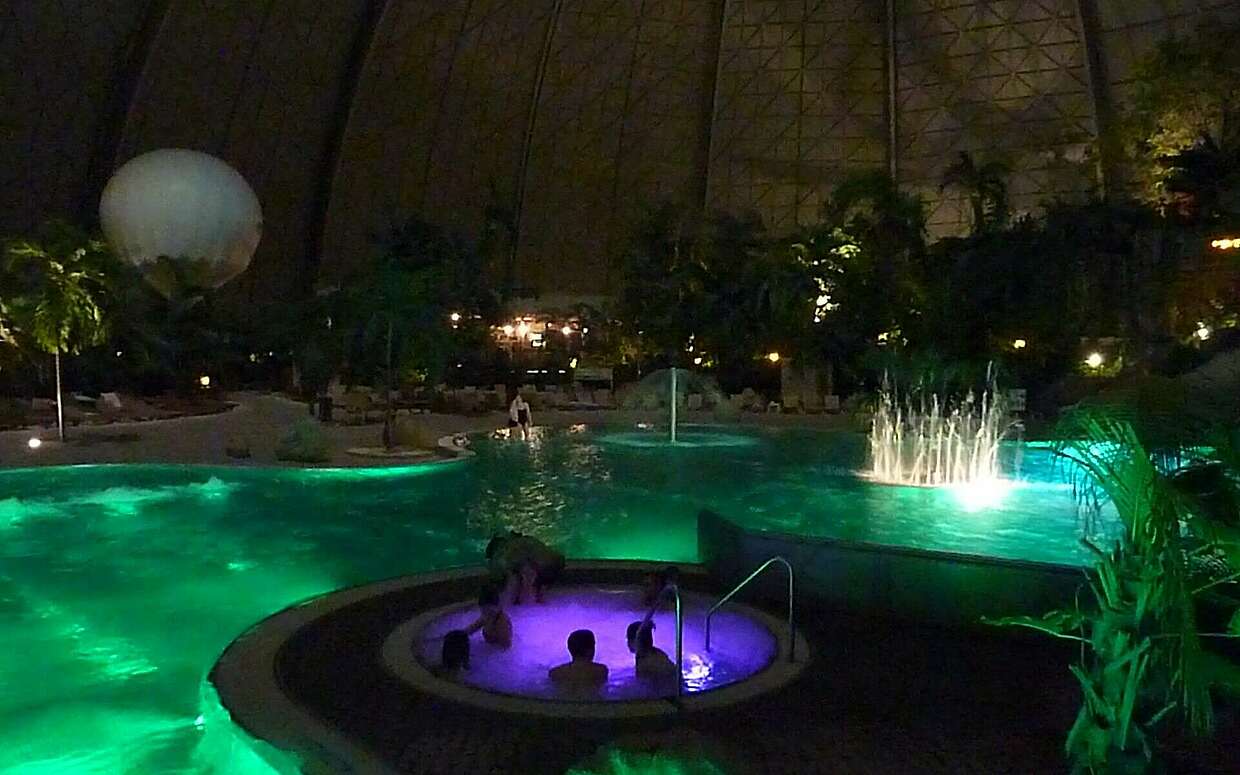 Leuchtende Südsee im Tropical Islands bei Nacht