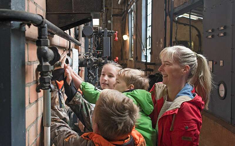 



    
        
                Kinder in der Brikettfabrik "Louise",
            
        
                Foto: Tourismusverband Lausitzer Seenland e.V./Nada Quenzel
            
    
