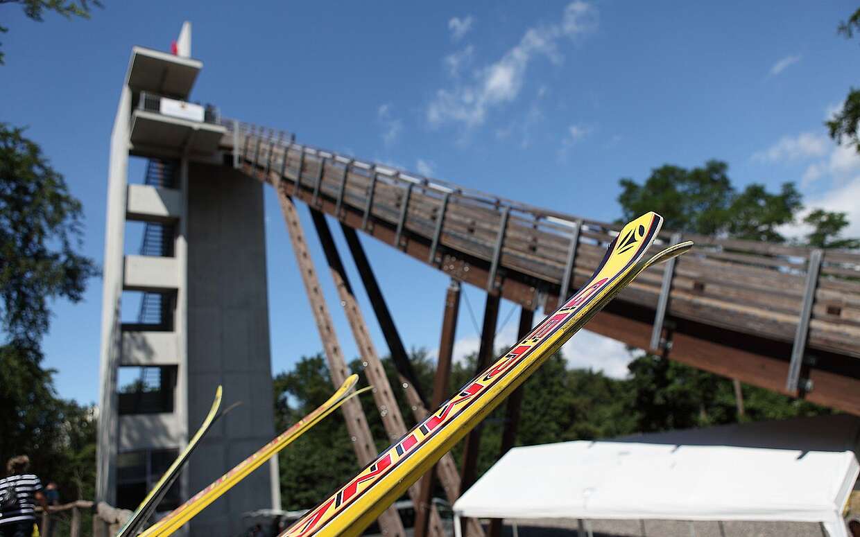 Der Schanzenturm ist 38 Meter hoch. Mit ihren 66 Metern Länge ist sie nicht nur die längste Skisprungschanze Brandenburgs, sondern gleichzeitig die nördlichste in ganz Deutschland.