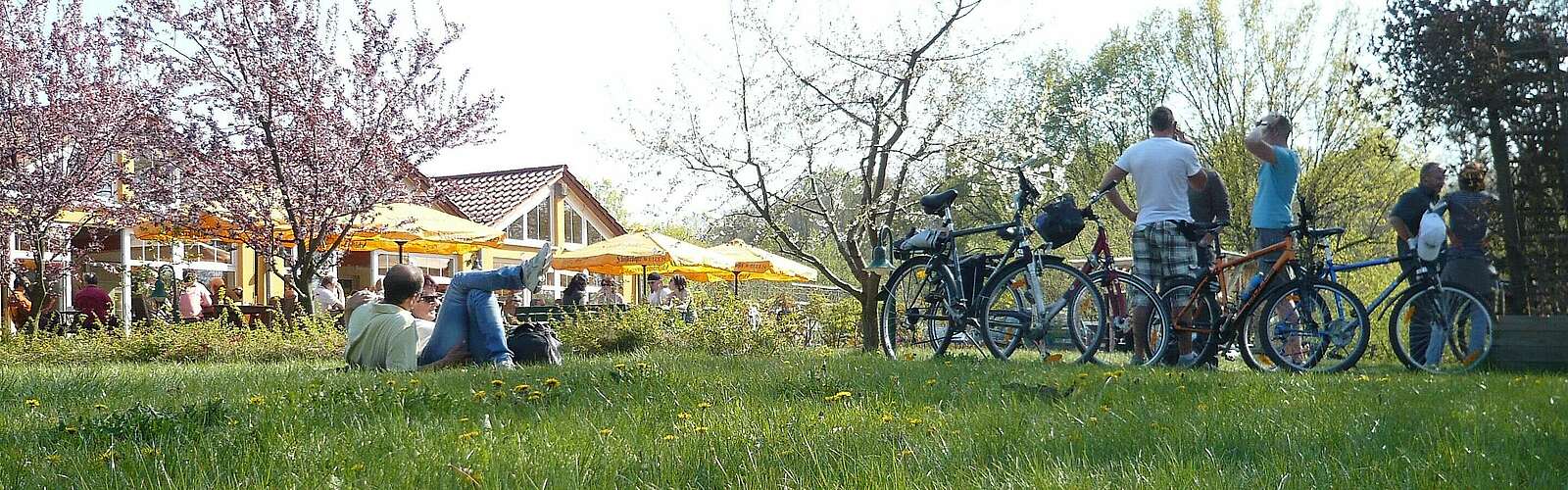 Zwischenstopp mit dem Fahrrad in Petzow,
            
        
                Foto: TMB Tourismus-Marketing Brandenburg GmbH/Andrea Hofmann