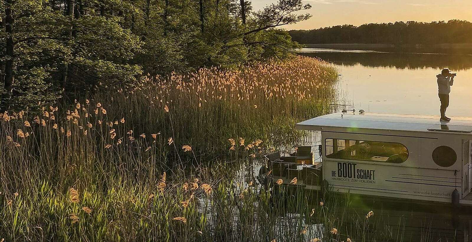 Hausboot im Sonnenuntergang,
            
        
                Foto: TMB Tourismus-Marketing Brandenburg GmbH/Steffen Lehmann