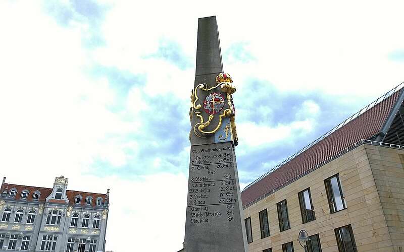 



    
        
                Postmeilensäule auf dem Marktplatz in Senftenberg,
            
        
                Foto: TMB Tourismus-Marketing Brandenburg GmbH/Matthias Fricke
            
    
