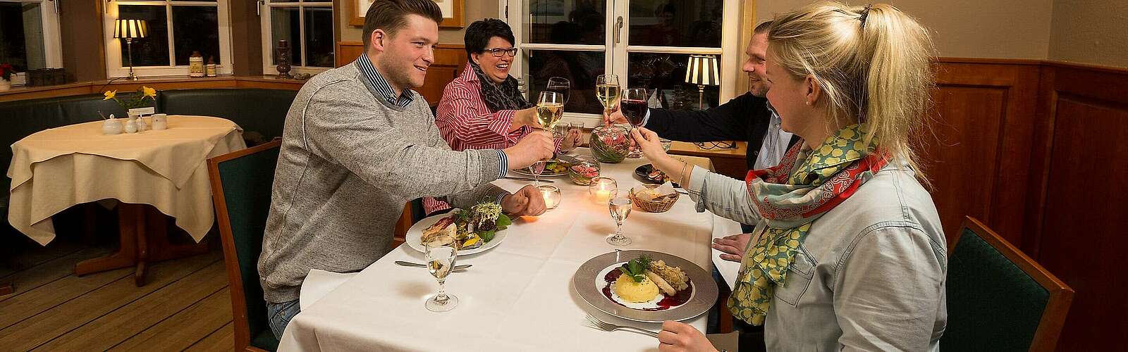 Zwei Paare im Restaurant,
            
        
                Foto: TMB Tourismus-Marketing Brandenburg GmbH/Yorck Maecke