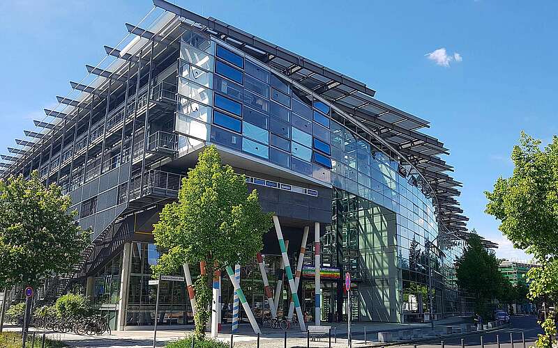 



    
        
                Blick auf Hauptgebäude der Filmuniversität Babelsberg KONRAD WOLF,
            
        
                Foto: Filmuniversität Babelsberg KONRAD WOLF/Kein Urheber bekannt
            
    
