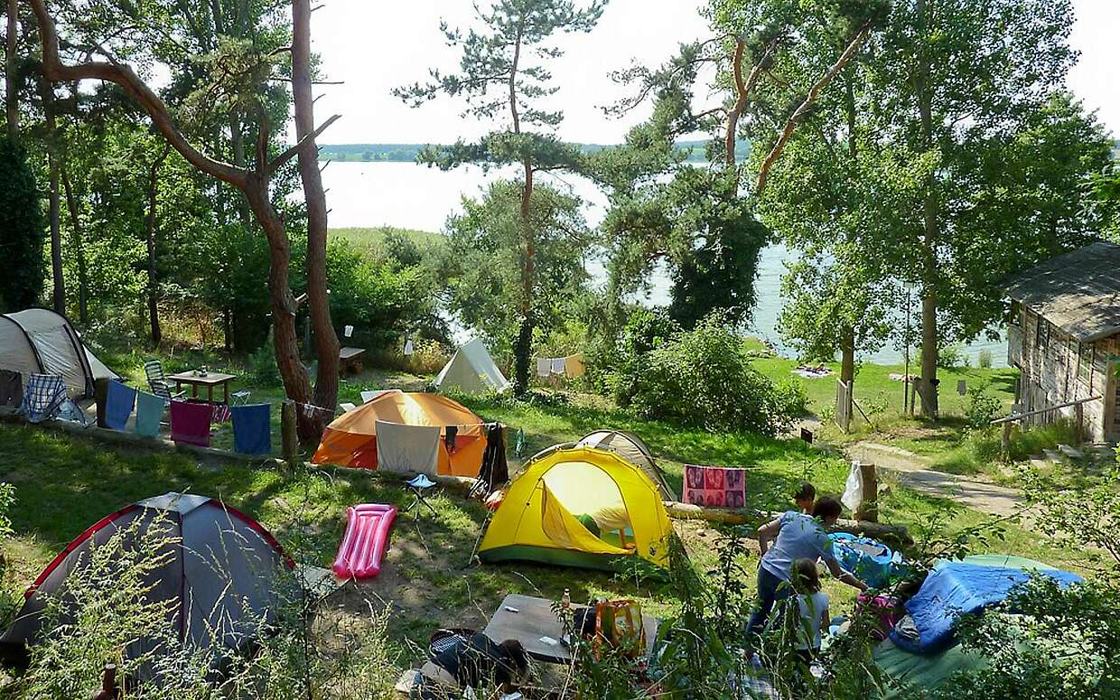 Vögelgezwitscher als Weckruf: Camping mitten in der Natur.