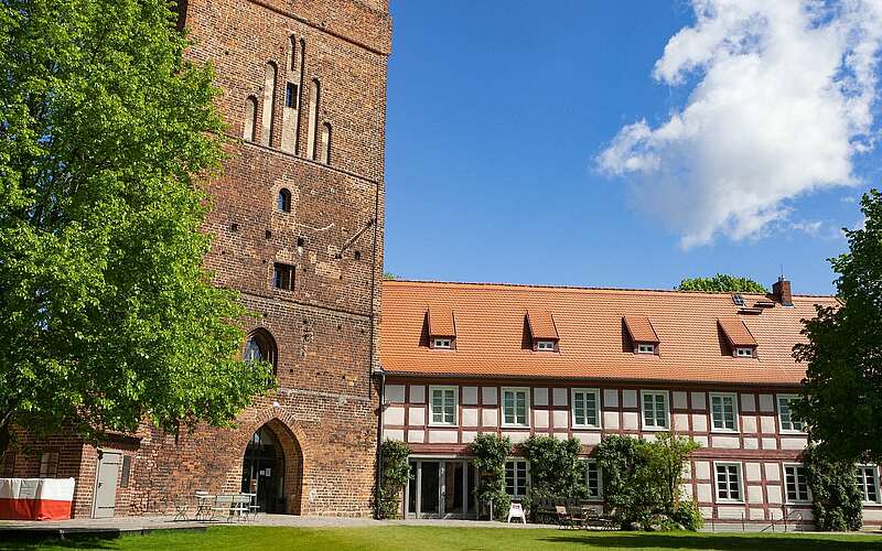 



    
        
                Burghof, Landesgartenschau in Wittstock/Dosse,
            
        
                Foto: TMB Tourismus-Marketing Brandenburg GmbH/Birgit Kunkel
            
    
