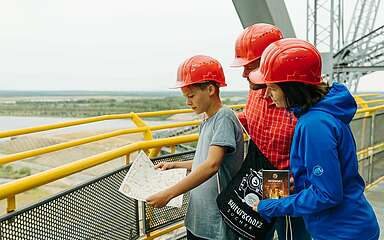 Familie besichtigt Besucherbergwerk F60