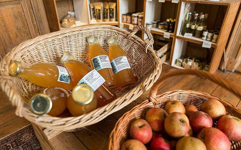 



    
        
                Hofladen Gut Boltenhof,
            
        
                Foto: TMB Tourismus-Marketing Brandenburg GmbH/Steffen Lehmann
            
    
