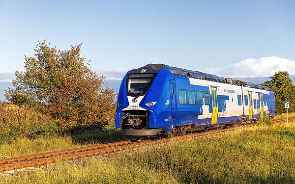 Regionalbahn im Herbst