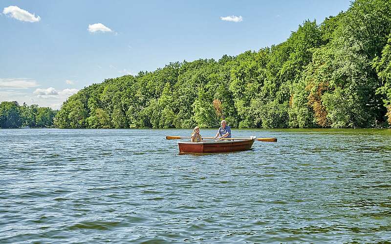 



    
        
                Ruderboot auf See,
            
        
                Foto: TMB Tourismus-Marketing Brandenburg GmbH/Florian Trykowski
            
    
