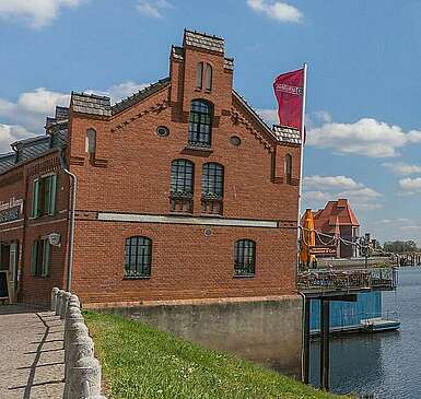 Nähmaschinen und Öle an der Elbe