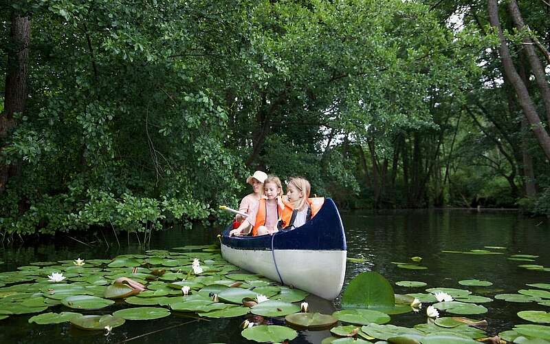 



    
        
                Kanutour mit der Familie bei Zehdenick,
            
        
                Foto: TMB Tourismus-Marketing Brandenburg GmbH/Sophie Lüttich
            
    
