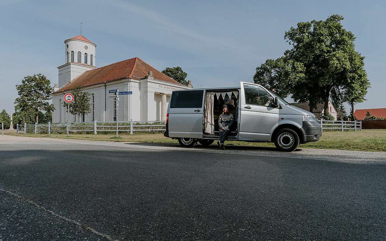 Van vor der Schinkelkirche in Neuhardenberg