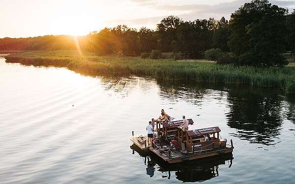 Auf dem Floß den Sonnenuntergang genießen