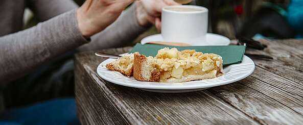 Kaffee und Kuchen im Liebenberger Gutshofladencafé