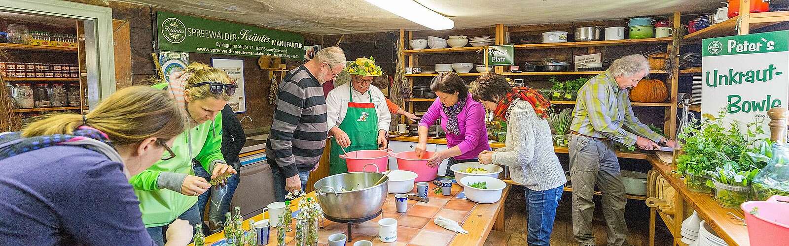 Peter Franke gibt einen Kräuterkunde-Kurs,
            
        
                Foto: TMB Tourismus-Marketing Brandenburg GmbH/Steffen Lehmann