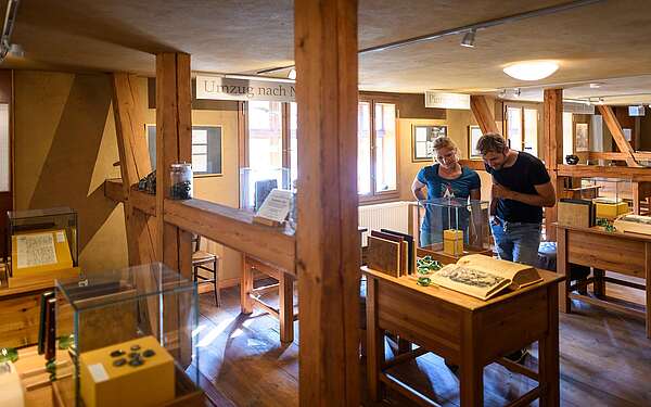 Besucher im historischen Glasmacherhaus in Neuglobsow