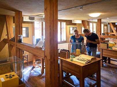 Besucher im historischen Glasmacherhaus in Neuglobsow