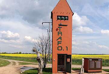 Galerie Trafo 1 in Regenmantel