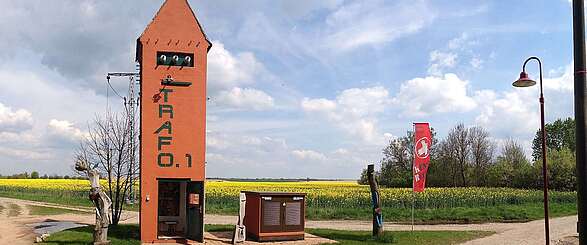 Galerie Trafo 1 in Regenmantel