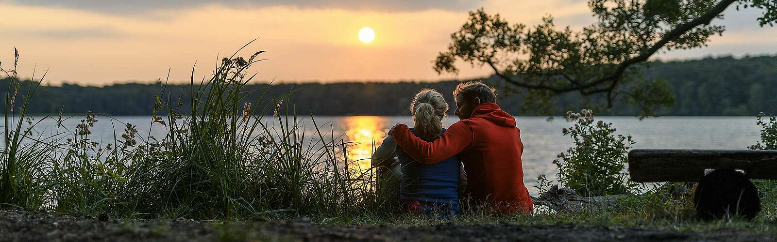 Paar genießt den Sonnenuntergang am Stechlinsee,
            
        
                Foto: TMB Tourismus-Marketing Brandenburg GmbH/Wolfgang Ehn