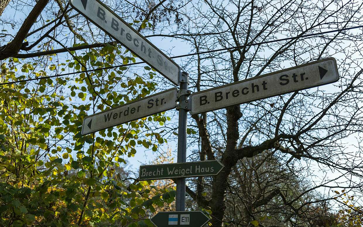 Straßenschilder mit Wegweiser zum Brecht-Weigel-Haus