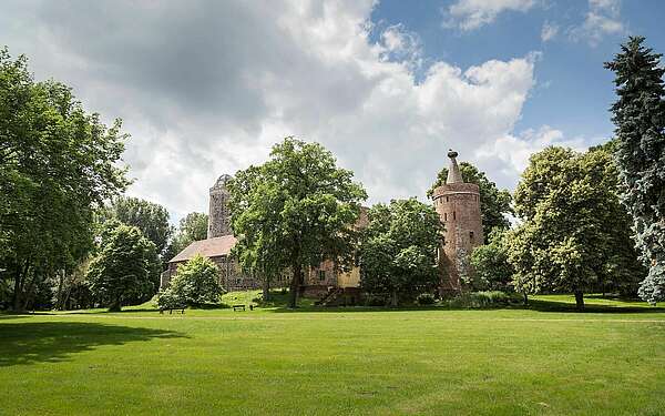 Burg Ziesar mit Grünanlage