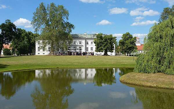 Hochzeitsfeier vor dem Schloss Neuhardenberg