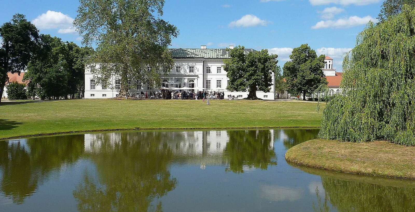 Hochzeitsfeier vor dem Schloss Neuhardenberg,
            
        
                Foto: TMB Tourismus-Marketing Brandenburg GmbH/Roland Keusch