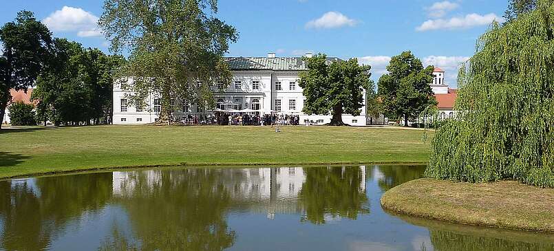Hochzeitsfeier vor dem Schloss Neuhardenberg