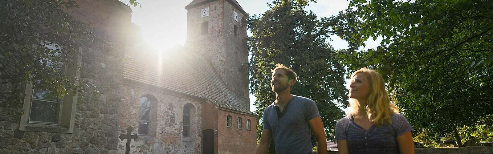 Besucher vor der alten Feldsteinkirche in Menz,
            
        
                Foto: TMB Tourismus-Marketing Brandenburg GmbH/Wolfgang Ehn