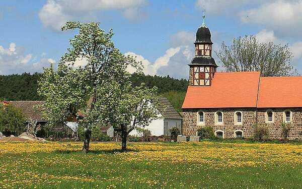 Blick auf die Dorfkirche Raben