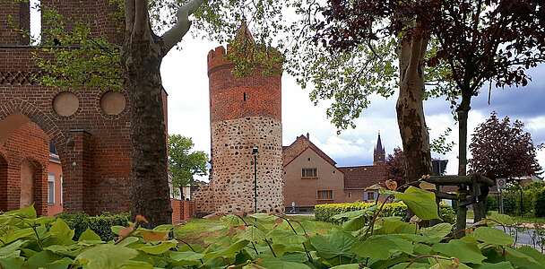 Blick zum Pulverturm am Park vor dem Stadttor in Mittenwalde