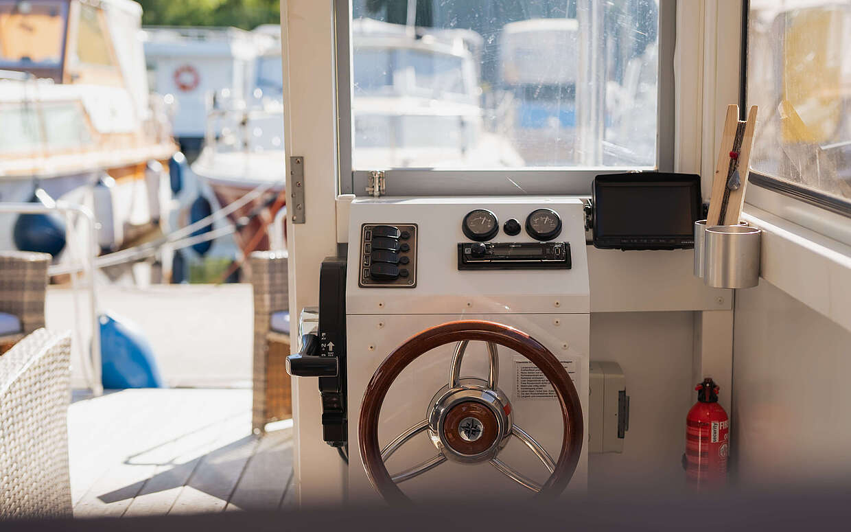 Steuerrad eines Hausbootes