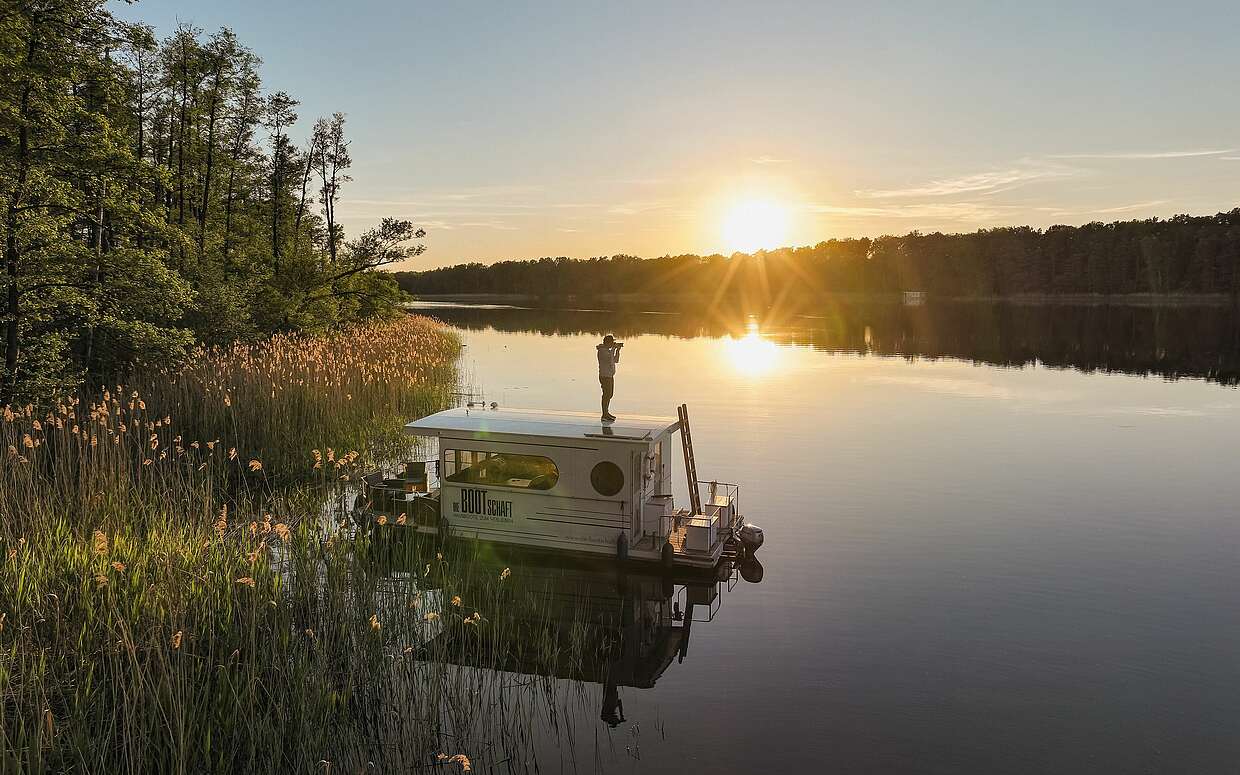 Hausboot im Sonnenuntergang