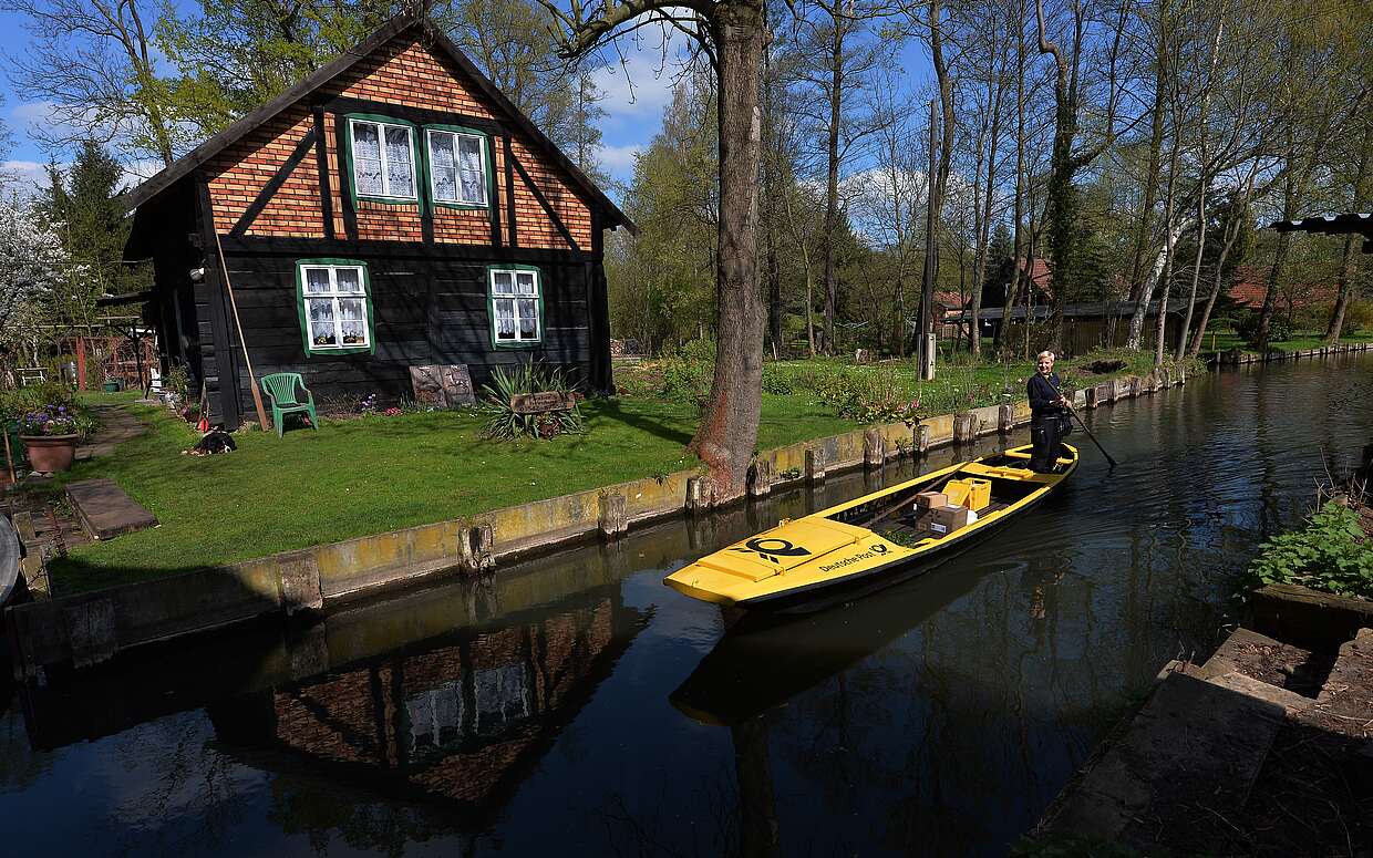 Andrea Bunar passiert ein Fachwerkhaus in Lehde
