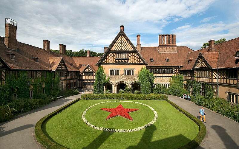 



    
        
                Schloss Cecilienhof - Innenhof,
            
        
                Foto: TMB Tourismus-Marketing Brandenburg GmbH und SPSG/Leo Seidel
            
    
