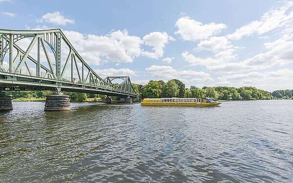 Wassertaxi an der Glienicker Brücke