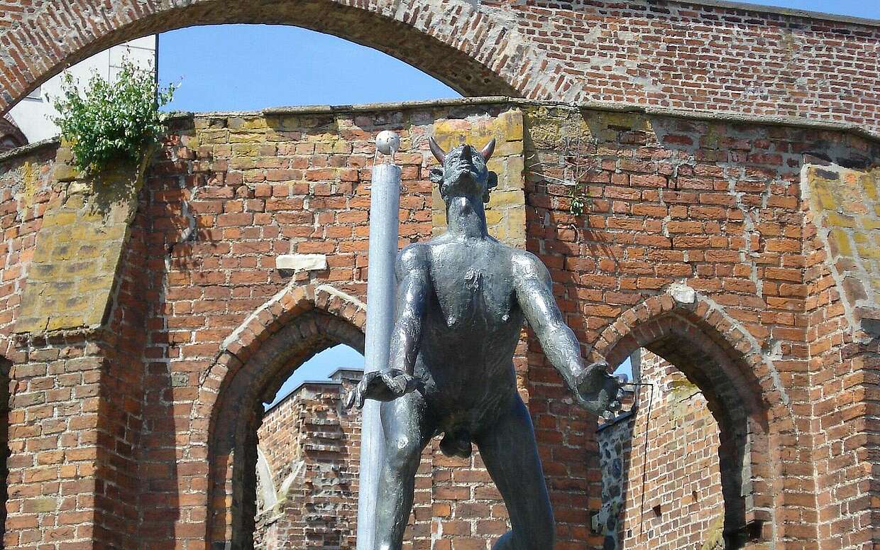 Wer sich den Marktbrunnen näher betrachtet, begegnet dem Teufel.