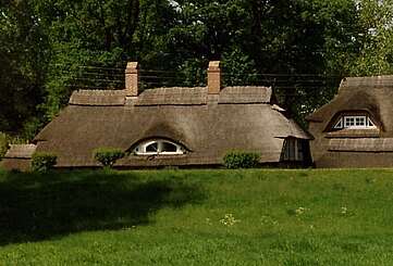 Reetgedeckte Häuser in Mödlich