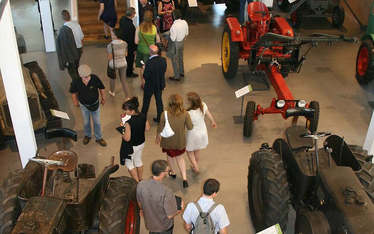 Die Traktoren-Herde stürmt regelrecht auf die Besucher zu.